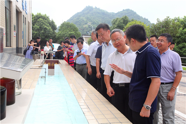 纪检组组长,省发改委党组成员罗懿和省发改委副巡视员龚新平带队参加