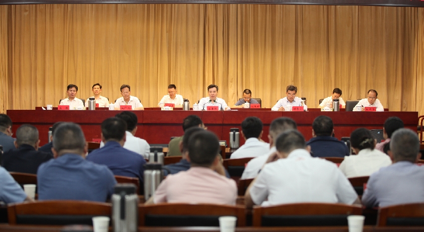 黎春秋给全委机关干部讲“树立和践行正确政绩观”专题党课